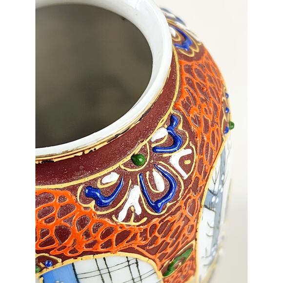 Mini Japanese Vase Geisha Portrait 3 3/4" Porcelain Gold Trim 70's Asian Vintage - Picture 9 of 16